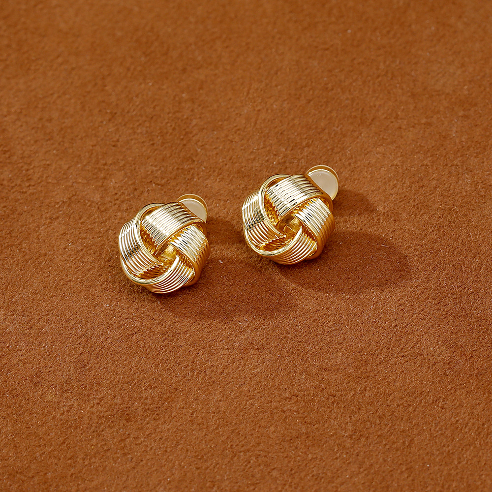 Summer perfect earrings: Delicate and small, with hollowed-out lines, twisted patterns, and a high-end feel. The twisted earrings are made of one-piece silicone ear clips