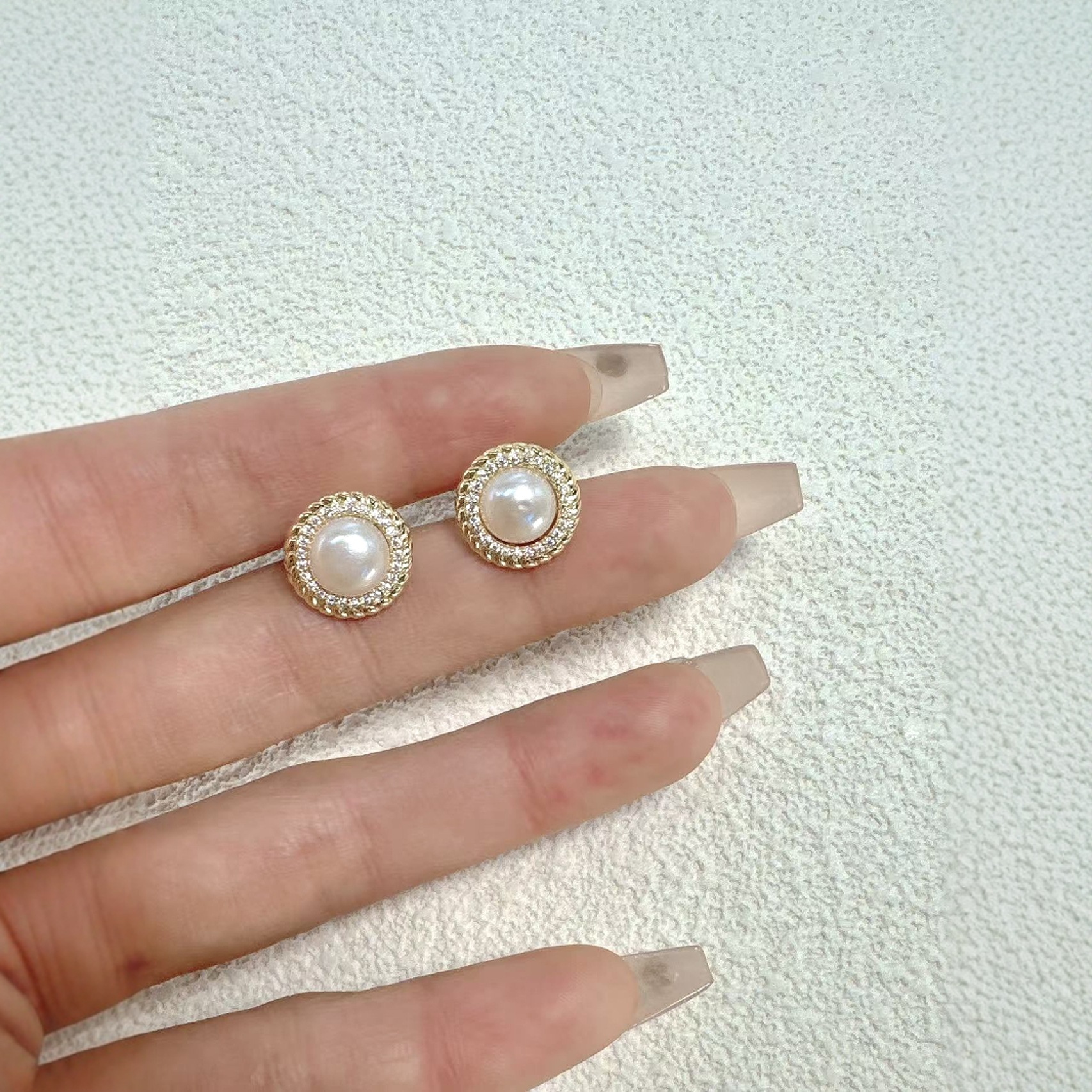 Natural freshwater pearl stud earrings, light luxury, full diamond, niche style earrings, pure silver needle, high-end feel, strong light, simple earrings Application Scenario