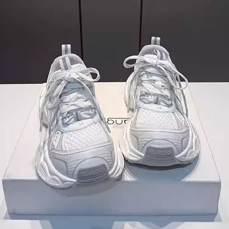 运动休闲鞋实物图