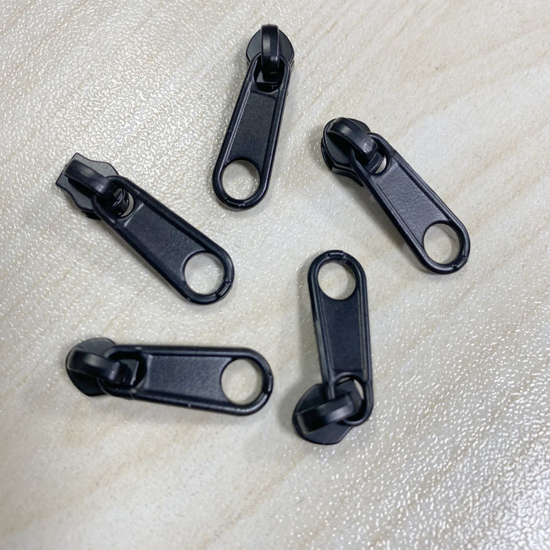 In stock, there are No. 3 zinc alloy zipper pulls for both forward and reverse threading, double-head zipper pulls, handle accessories, and zipper buckles Application Scenario