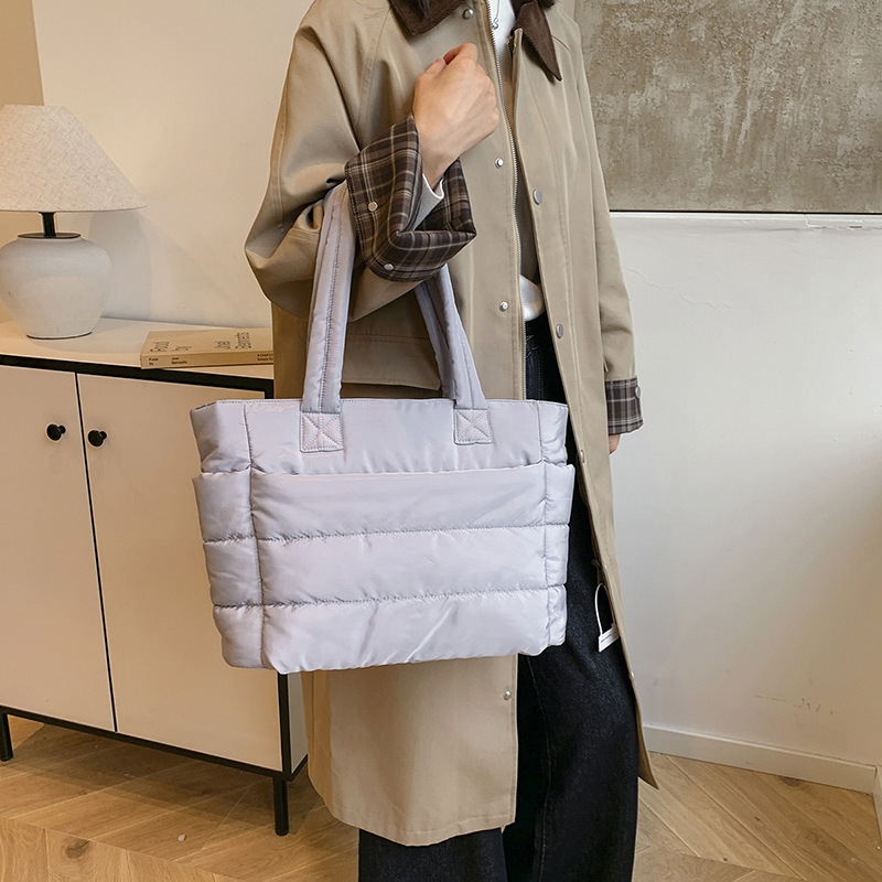 New simple tote bag for foreign trade, large-capacity commuter handbag for women, lightweight nylon fabric, single-shoulder bag for college students Application Scenario