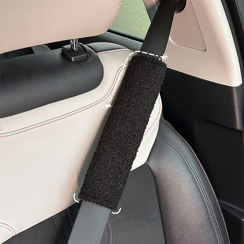 Blue Rain car seat belt shoulder guard: Simple lambskin car shoulder guard, anti-neck constricting and anti-wear seat belt protection cover Application Scenario
