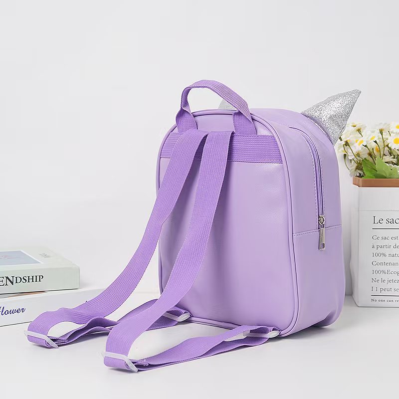 The manufacturer supplies cute schoolbags for primary school students and kindergartens, cartoon unicorns, laser sequins and backpacks, which are lightweight Application Scenario