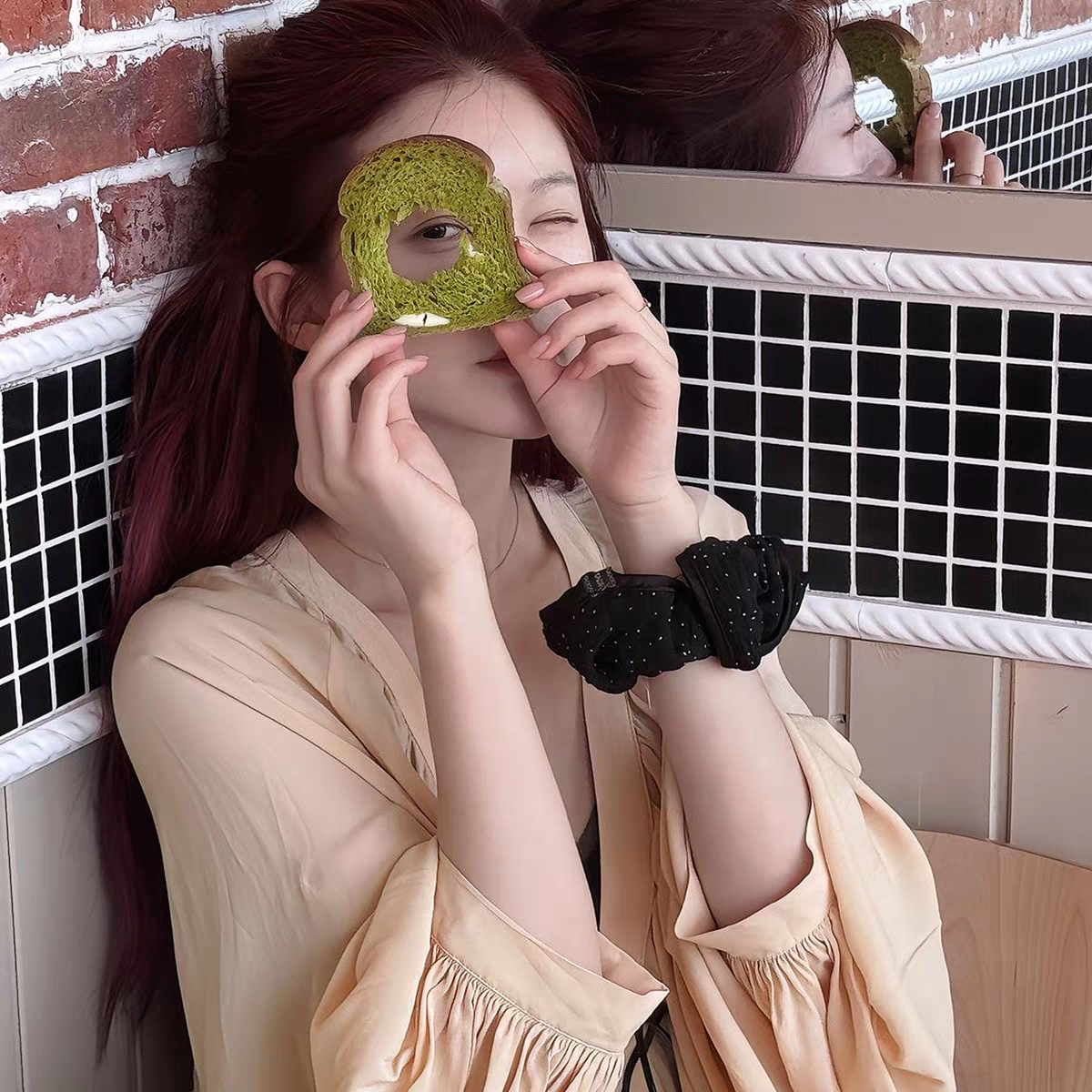 Zhao Lusi's polka dot large intestine hair band is versatile and elegant. The low ponytail hair band gives a high-end look. It's a hair accessory for women Specification image
