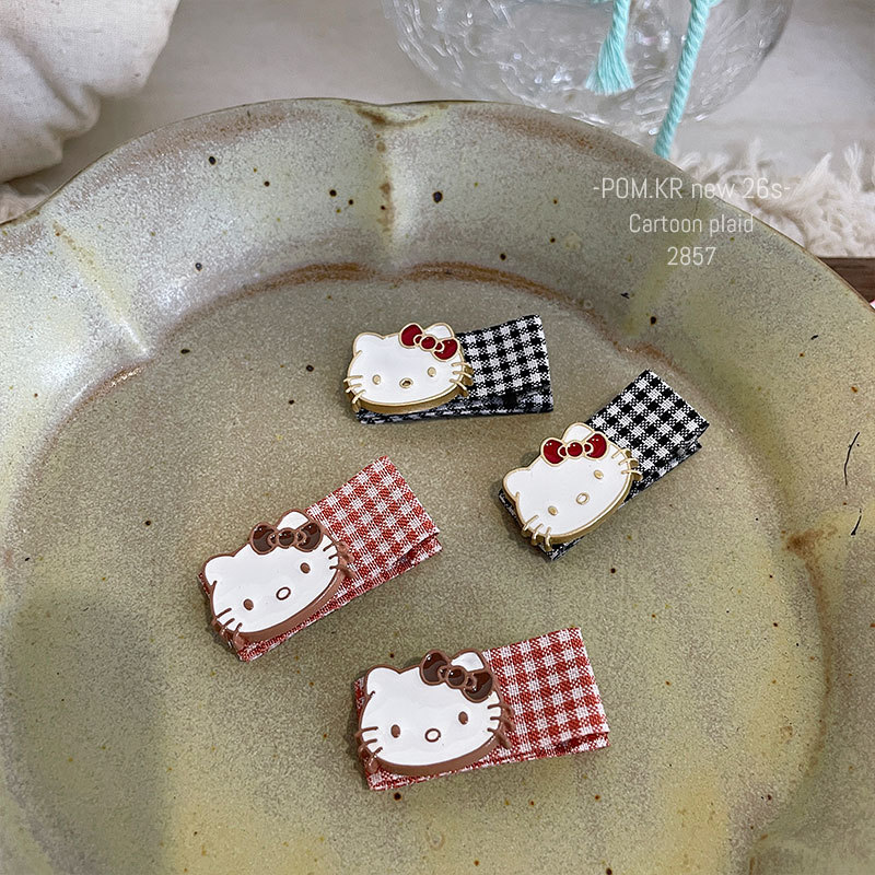 New Korean-style sweet and beautiful checkered kt cartoon hair clip, handcrafted children's side broken bangs clip, paired duck clip hair accessory Application Scenario