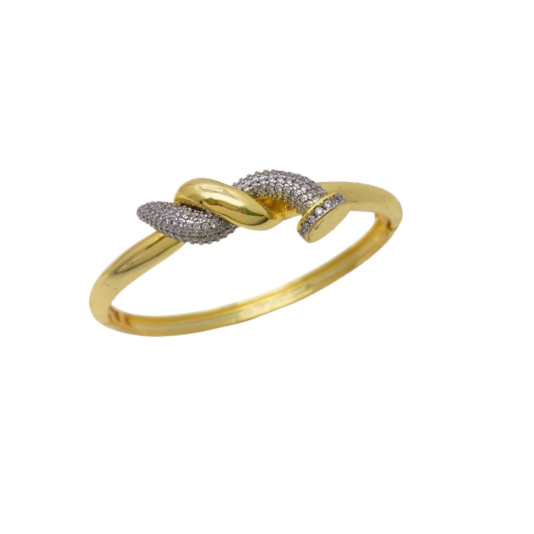 This is a popular European and American snap-on nail bracelet with exquisite copper micro-inlaid zircon jewelry and a high-end design. It is an open bracelet and jewelry accessory Item Picture