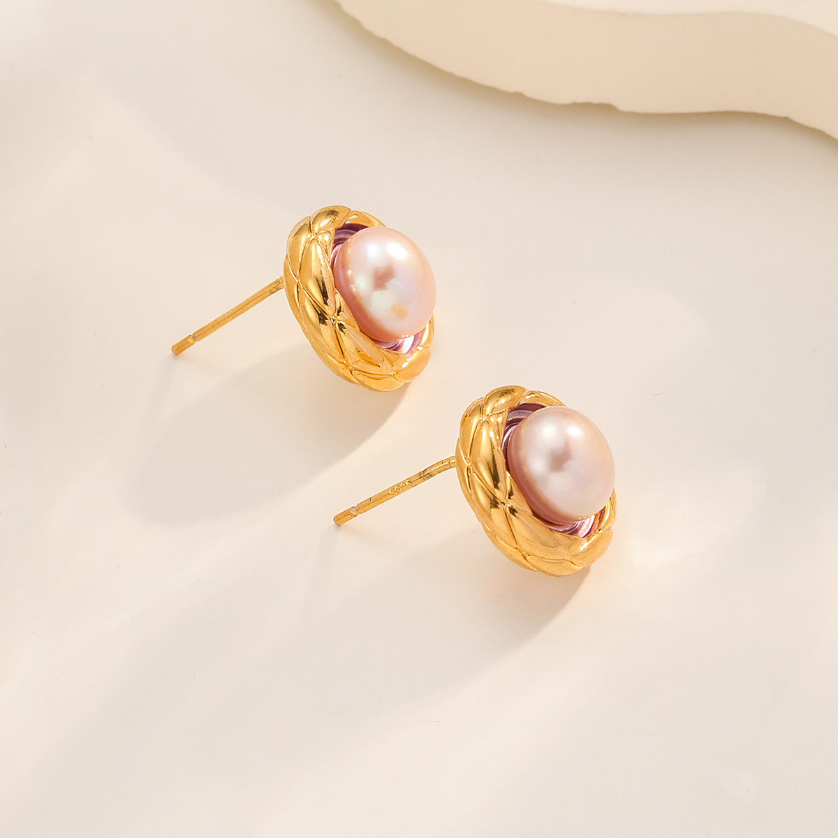 Nasha Cross-border Exclusive freshwater pearl check stud earrings for women, retro diamond-shaped check light luxury earrings, versatile earrings Specification image