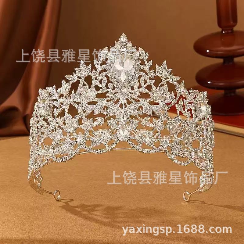 The bride's crown dress, headwear and accessories exuding a simple and elegant Korean style, set with zircon and rhinestones. Photographed in a photo studio Application Scenario