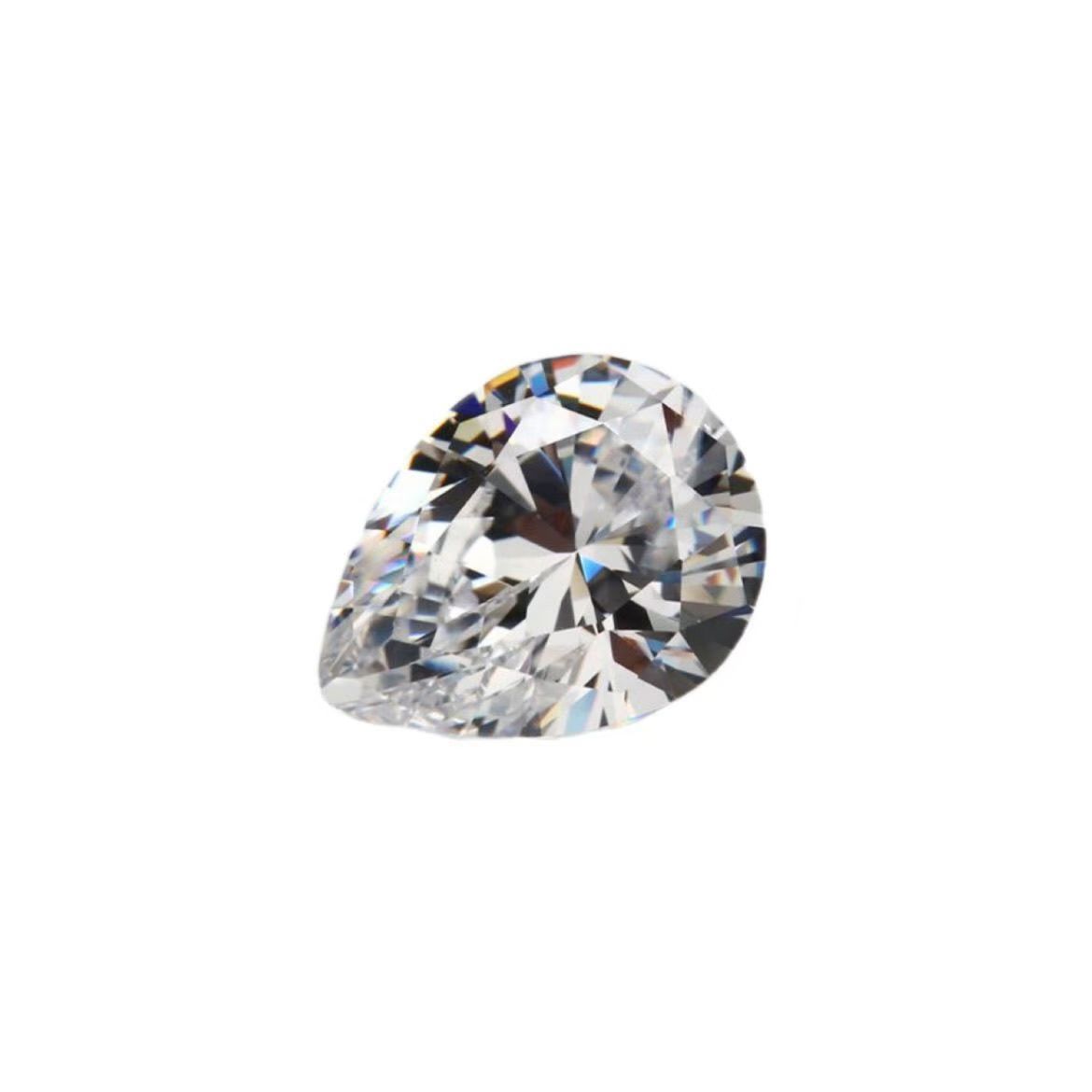 ويحجار الكريمة البيضاء على شكل قطرات الكمثرى البيضاء شفافة على وجه خاتم زكون الزكون الشفاف