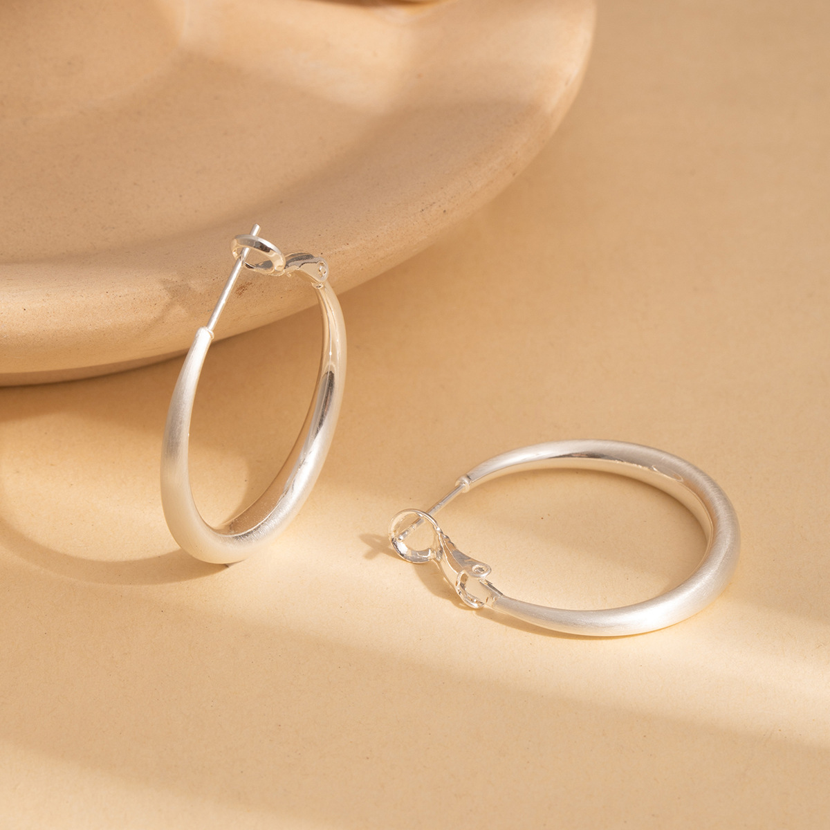 Korean-style retro Hong Kong-style brushed matte plain ring earrings, a daily light luxury and high-end feel, fashionable and versatile large ear ring earrings Application Scenario