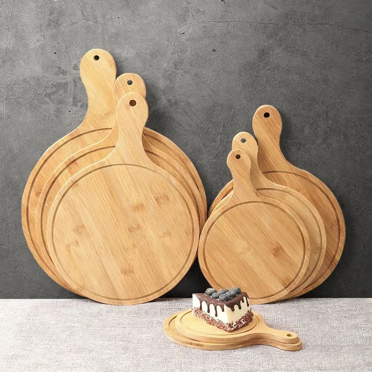 In-stock bamboo and wood pizza trays, restaurant bread and dessert trays, wooden pizza boards with handles, sushi and cake trays Application Scenario