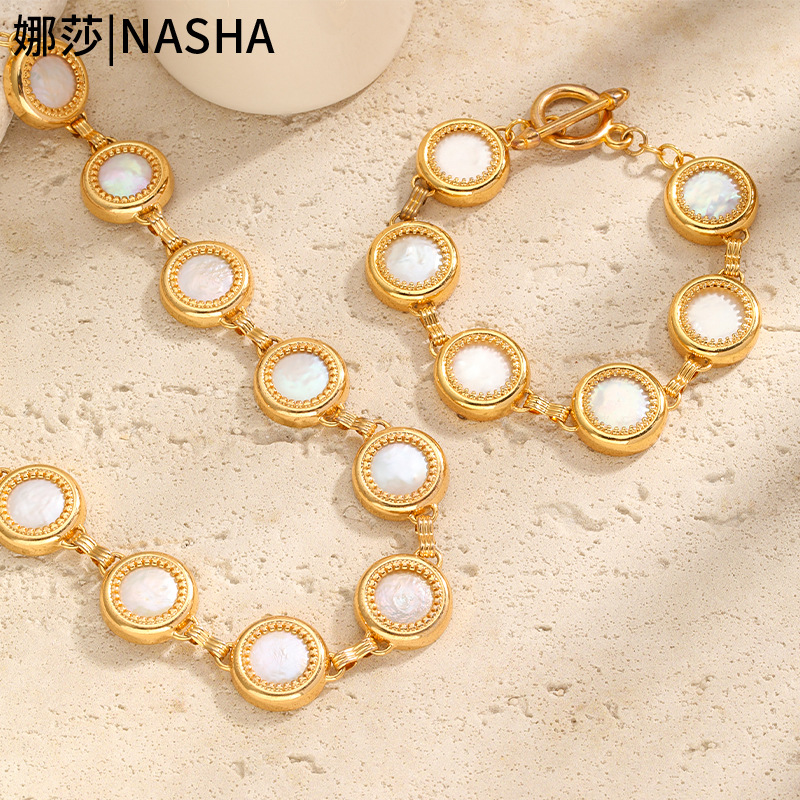 Nasha Cross-border Exclusive Jewelry Set: French Retro and High-end White Shell Roman Round Plate Pearl Jewelry Set Application Scenario