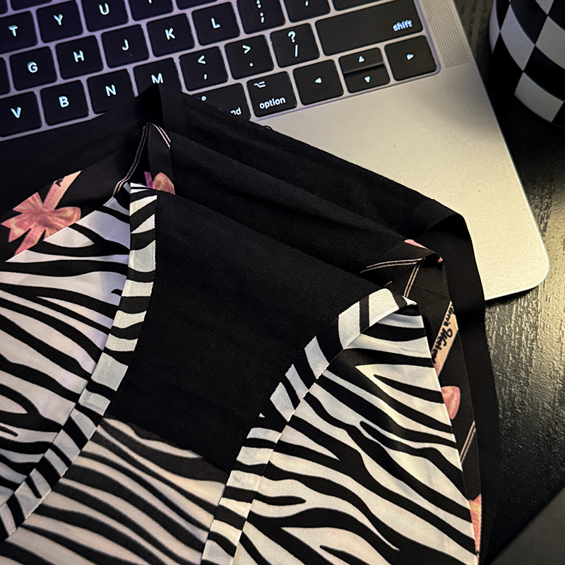 The new women's printed underpants are paired with fashionable accessories. The thin straps cover the buttocks, providing a comfortable low-waist T-shaped seamless underpants for women Application Scenario