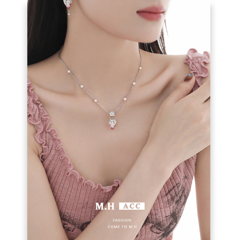 Dopamine Berry Bone Sweetheart Necklace, a unique and original design for women, is a light luxury, sweet and cool, high-end collarbone chain