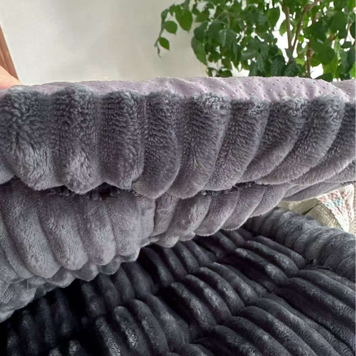 Winter pet car MATS, thickened plush sofa MATS, bay window anti-slip steamed bun MATS, and car rear seat MATS details Picture