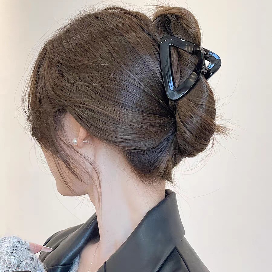 Triangular shark clip on Instagram ~ A new high-end semi-tied hair clip for the back of women's heads