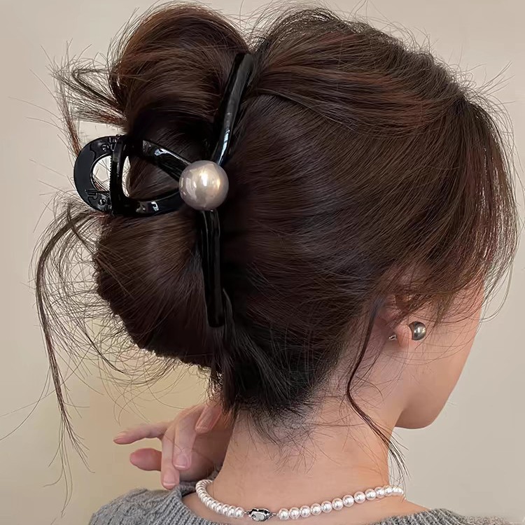 The 2025 new black hair clip for women exudes a high-end and elegant charm. It features a large volume of hair at the back of the head and a shark clip for women details Picture