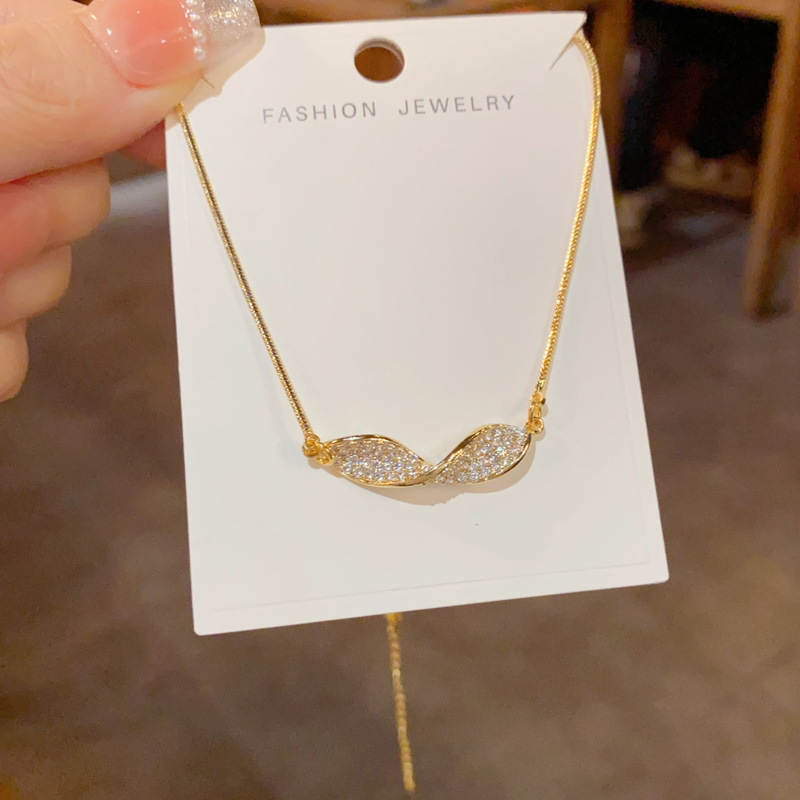 The ins cold style light luxury design full diamond twisted necklace exudes a feminine charm and a high-end feel. It's a niche and versatile necklace accessory Application Scenario