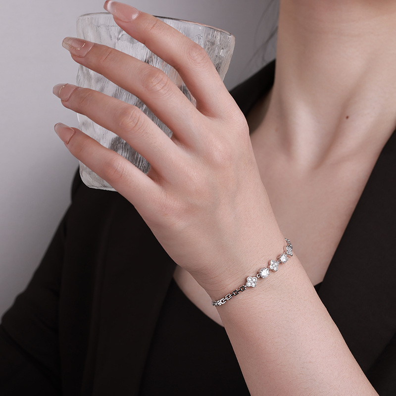 Zhuoheng Select s925 Pure Silver four-leaf Clover Moissanite Jewelry, a light luxury and niche European and American simple, exquisite and high-end men's and women's bracelet details Picture
