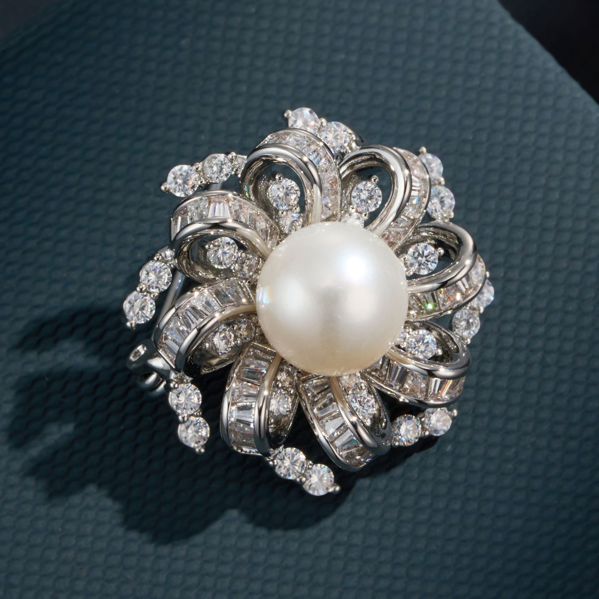 Elegant and luxurious double-layer firework brooch, copper alloy, real gold electroplated, freshwater pearl, slightly inlaid zircon, high-end sense pin Elegant and luxurious double-layer firework brooch, copper alloy, real gold electroplated, freshwater pearl, slightly inlaid zircon, high-end sense pin