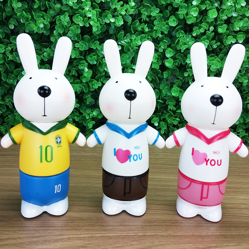 卡通兔子玩偶三只不同服装白色羊毛毡发声玩具尼泊尔棉花娃娃2026世界杯绿色植物背景