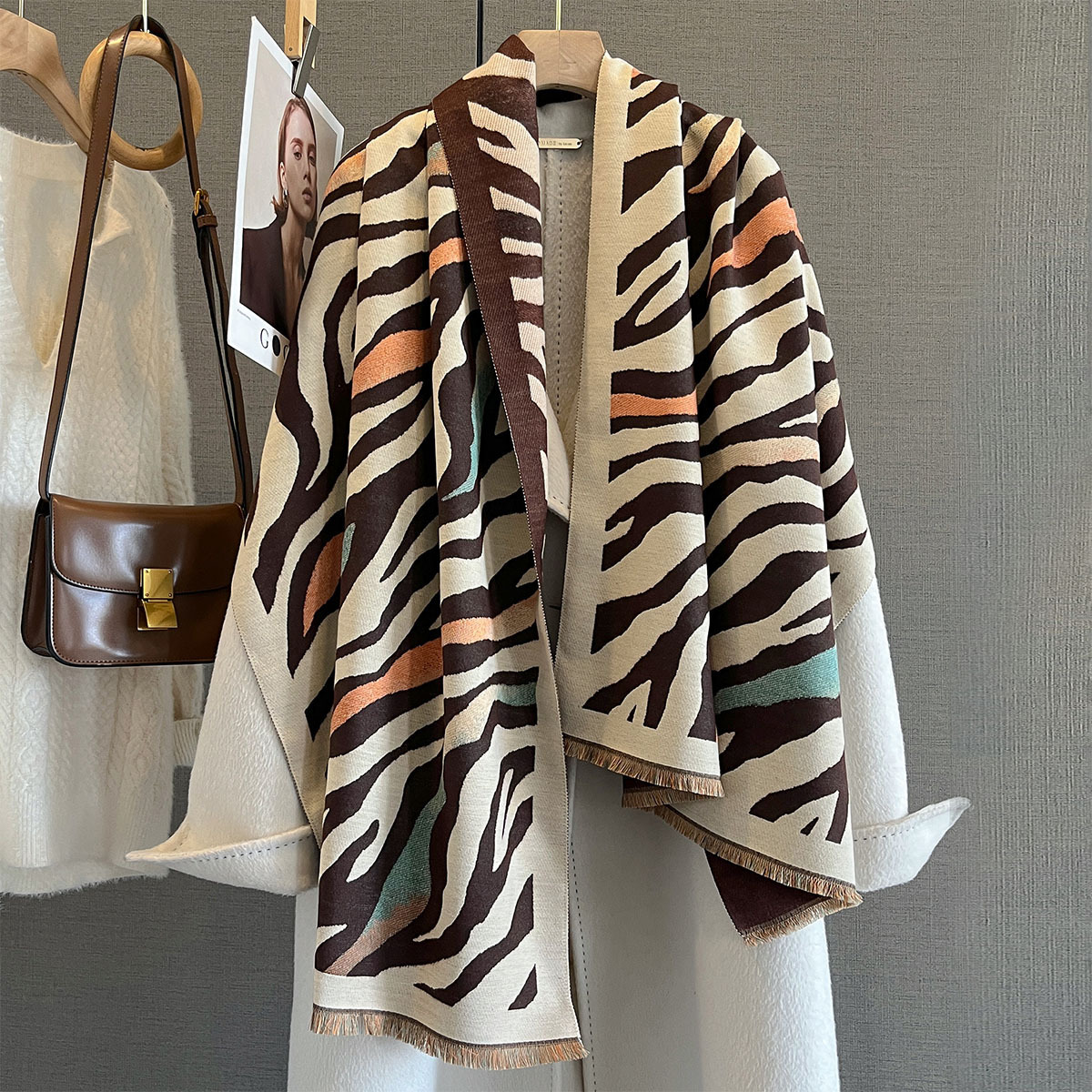 Irregular striped scarves for women, Japanese and Korean faux cashmere color contrast autumn and winter warm scarves, high appearance level and elegant shawl wholesale Application Scenario
