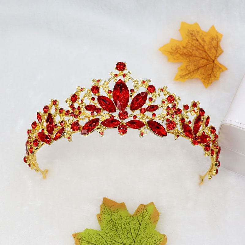 Chinese-style golden and red bride wedding toasting attire, accessories, Xiuhe headwear, luxurious princess bride crown Application Scenario
