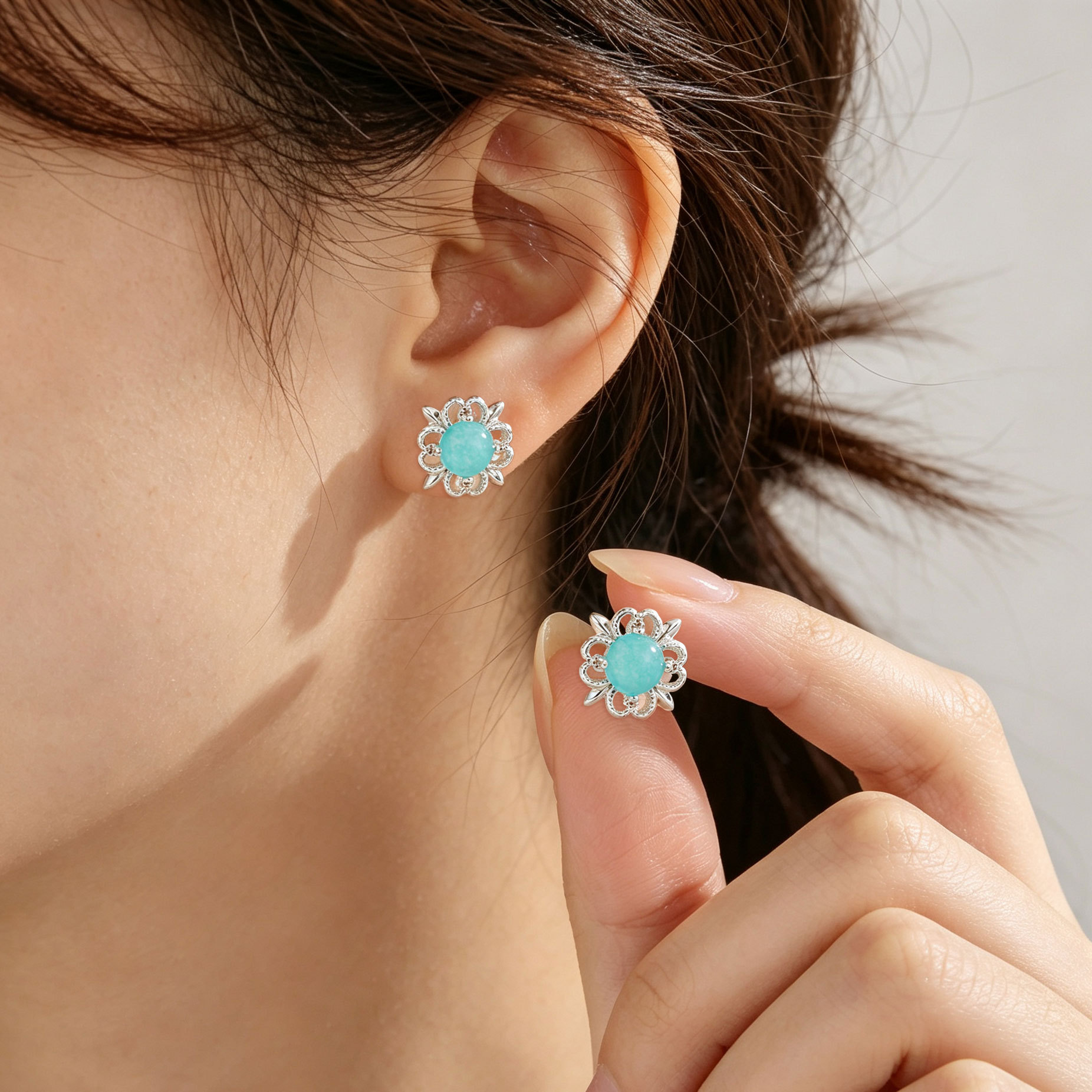 Factory direct supply of new Chinese-style blue crystal ear studs, retro lace, high-end hollowed-out earrings, wholesale of women's earrings in stock