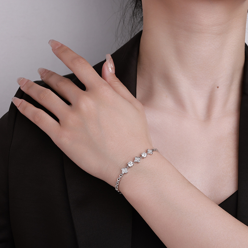 Zhuoheng Select s925 Pure Silver four-leaf Clover Moissanite Jewelry, a light luxury and niche European and American simple, exquisite and high-end men's and women's bracelet