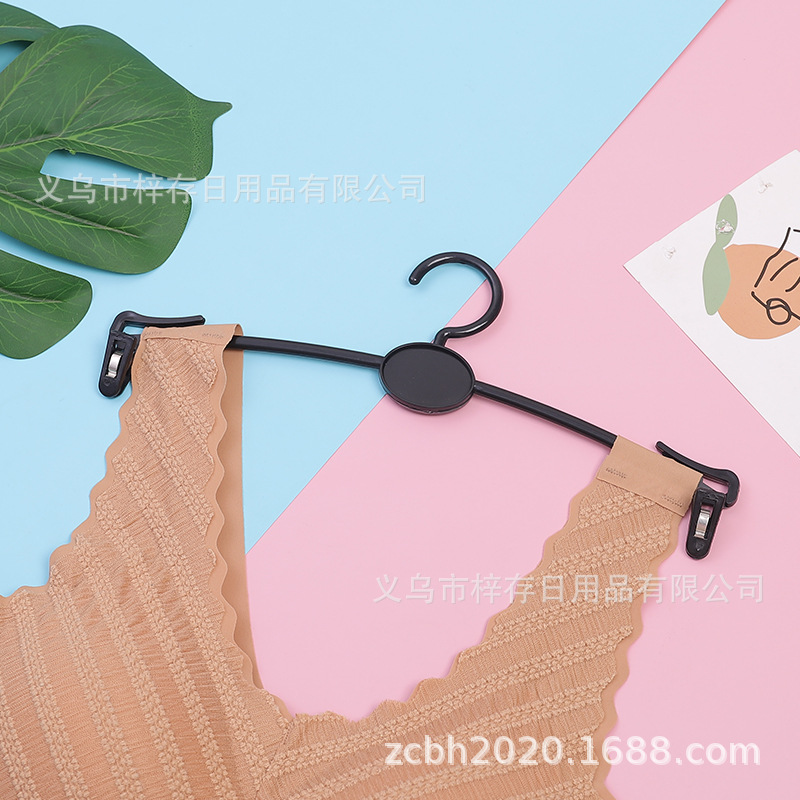 Inner clothes hanger, plastic bra rack, adult underwear and underpants clip, home drying bra rack, underwear store display rack Application Scenario