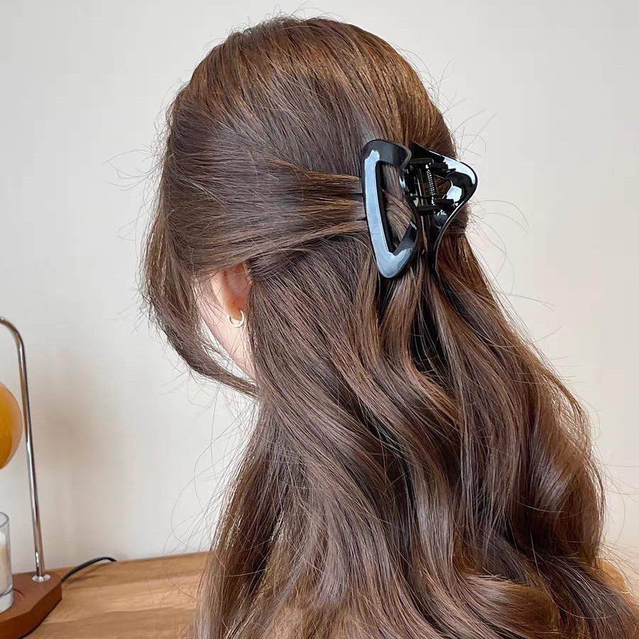 Triangular shark clip on Instagram ~ A new high-end semi-tied hair clip for the back of women's heads Application Scenario