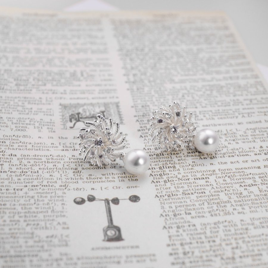 Xuhui brand's new copper-plated real gold S925 silver needle freshwater pearl snowflake style commuter earrings exude a sense of high-end sophistication Application Scenario