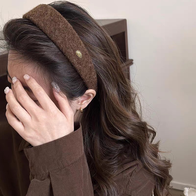 The 2025 new autumn and winter gold label wide-edge hair band for women, high head for washing and pressing hair, fashionable and stylish hair clip and hair accessory