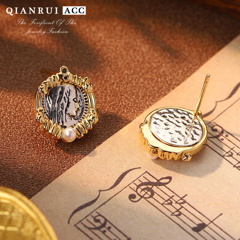 New original design European and American retro human head stud metal feel earrings, cold style earrings, French style Specification image