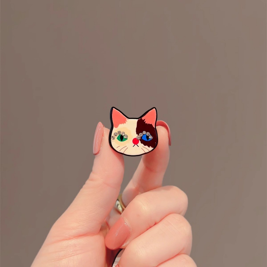 Delicate and small cat brooch, new autumn and winter sweater pin accessory, design sense diamond-encrusted coat collar brooch Specification image