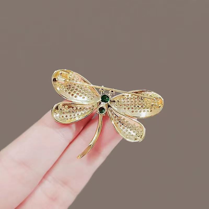 High-end and exquisite European and American dragonfly brooches, luxurious and niche suit brooches, design sense pins, collar pins, and anti-glare accessories Application Scenario