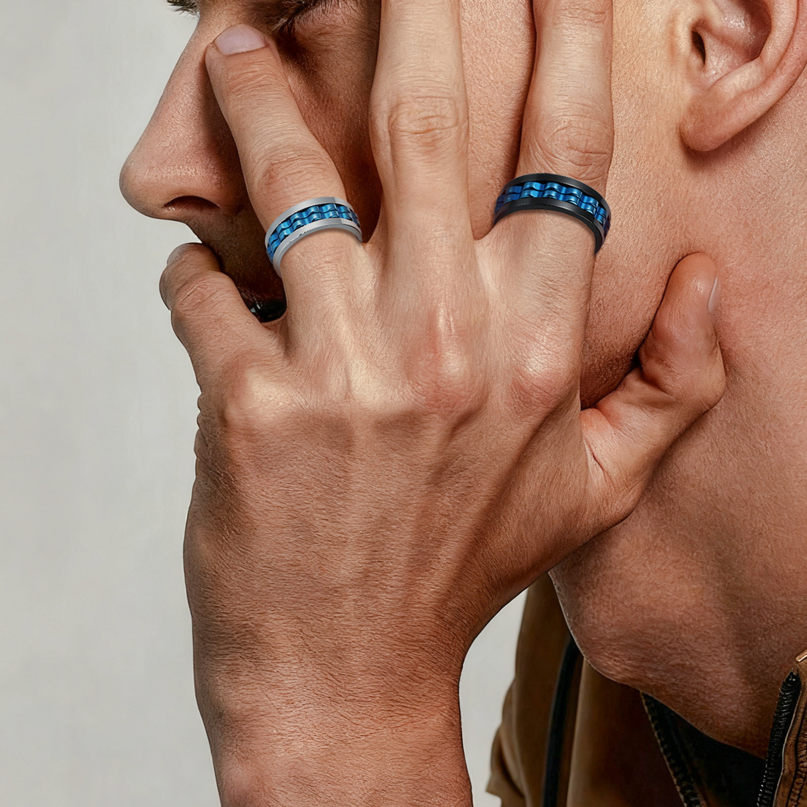 Amazon's new jewelry supply: A must-have for trendy men in Europe and America - a multi-color gear-rotating pressure-reducing titanium steel ring that won't fade Application Scenario