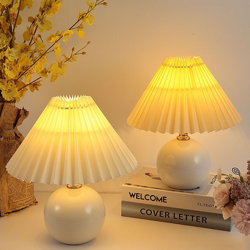 Nordic InS-style bedroom bedside lamp, Internet celebrity, warm and cozy night light for a young girl breastfeeding, high-end ceramic pleated table lamp details Picture