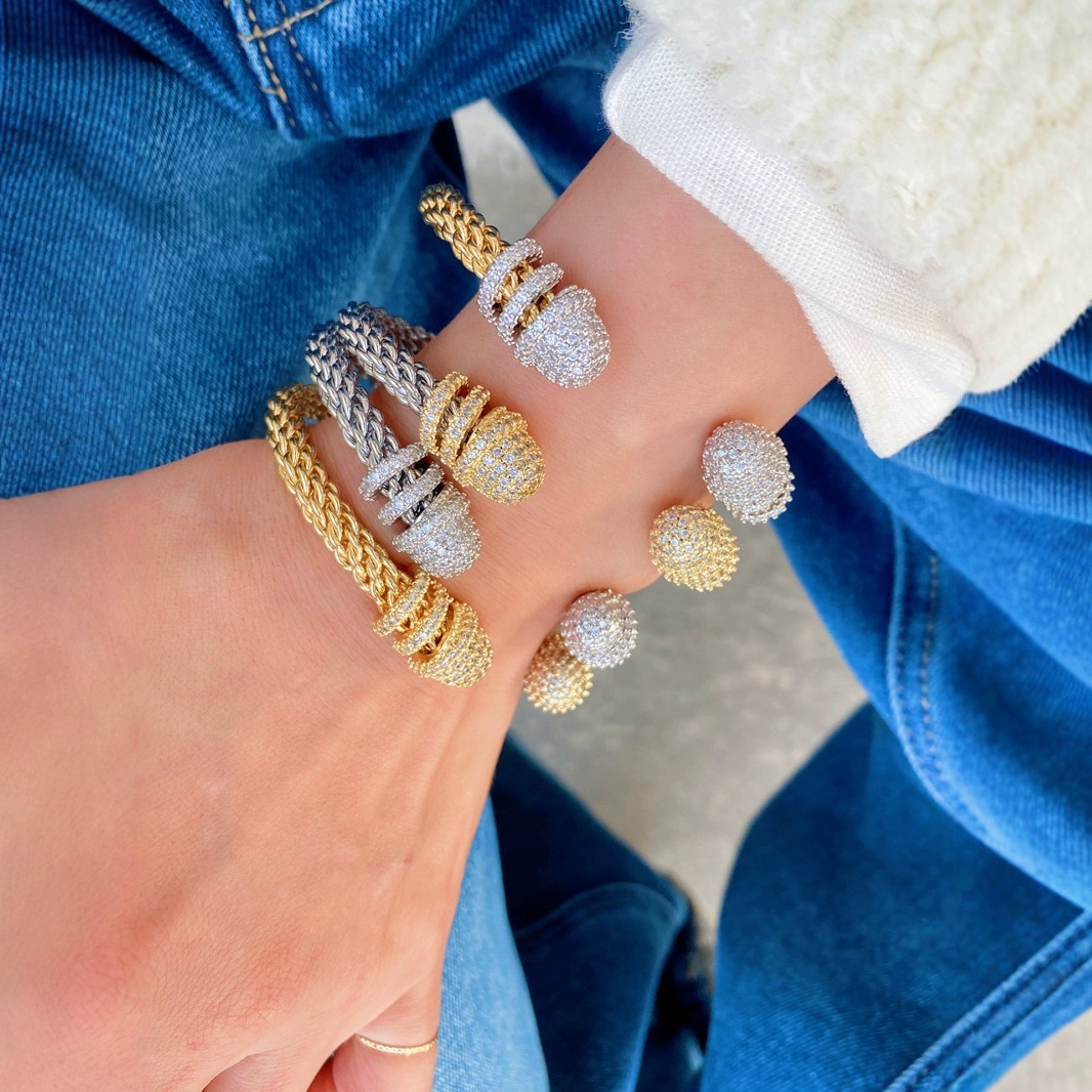 European and American fashionable twisted steel wire open C-shaped bracelet collar, versatile and fashionable, 18K gold-plated women's personalized accessory details Picture
