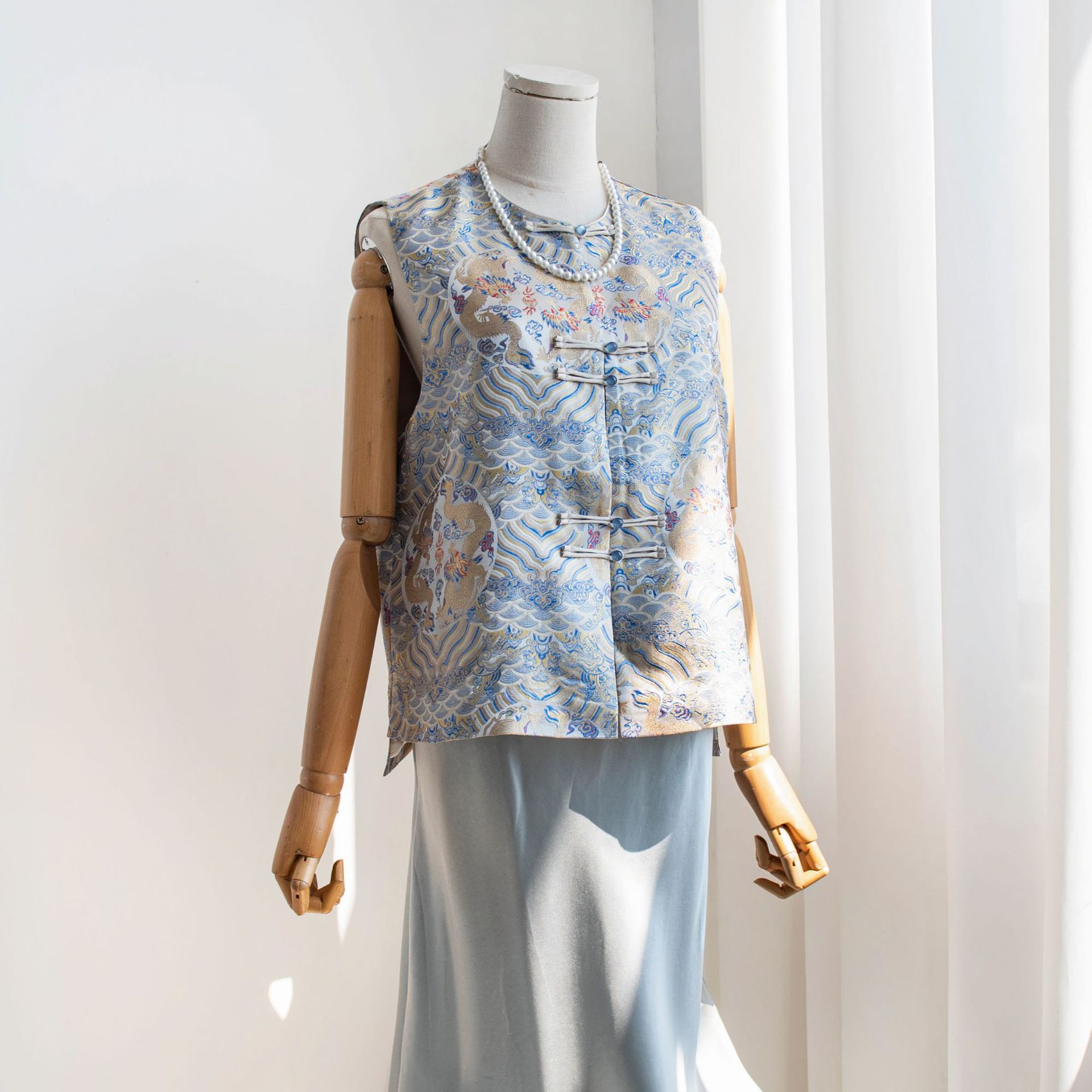 New Chinese-style improved new national trend button-up small stand-up collar jacquard brocade gold heavy industry embroidered vest jacket Application Scenario