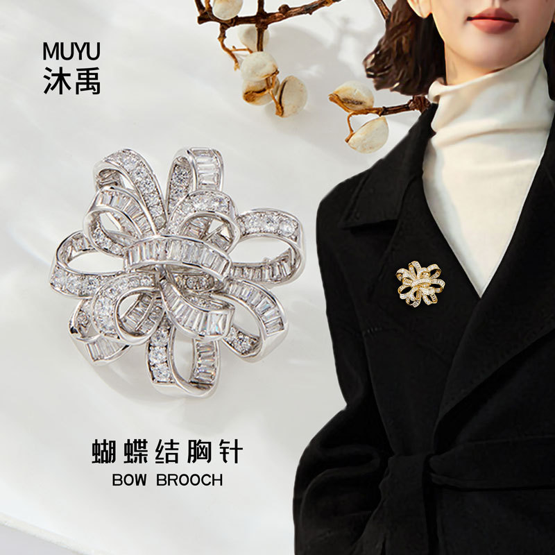 A high-end, slightly set zirconium three-dimensional bow brooch, a fashionable and versatile suit jacket accessory with a new brooch details Picture
