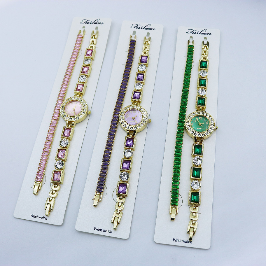 The new cross-border square sugar color diamond women's watch set is fashionable and elegant with a high level of appearance. It is a two-piece quartz bracelet wristwatch set details Picture