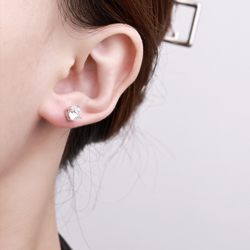 Zhuoheng Select 925 earrings with a high-end feel, one-carat white Moissan four-prong stud earrings, simple autumn and winter pure silver earrings Specification image