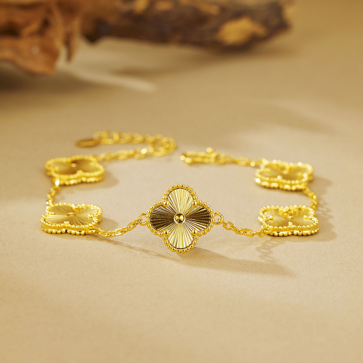 Premium sand gold five-flower clover bracelet for women, high-end and exquisite four-leaf clover bracelet, cross-border manufacturer wholesale Application Scenario