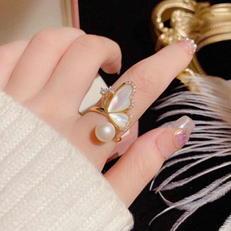 A sweet and fresh index finger ring with a unique and unique design of mother-of-pearl butterfly and pearl in Japanese and Korean fashion