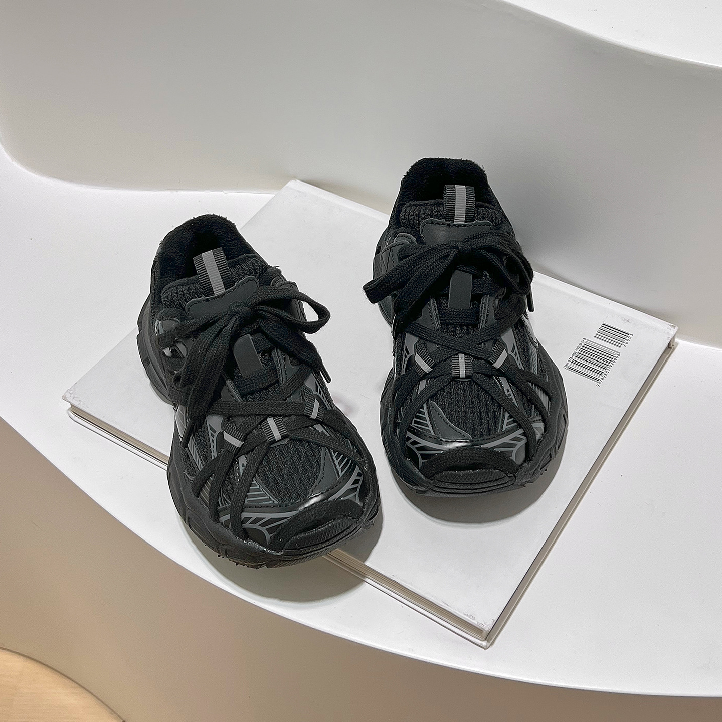 童运动鞋实物图