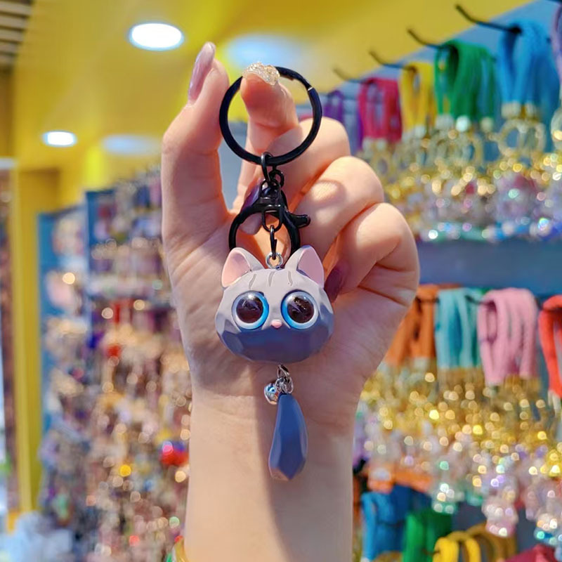 Creative cartoon resin cat keychains, men's and women's car key chains, exquisite couple schoolbag pendants, decorative gifts Application Scenario