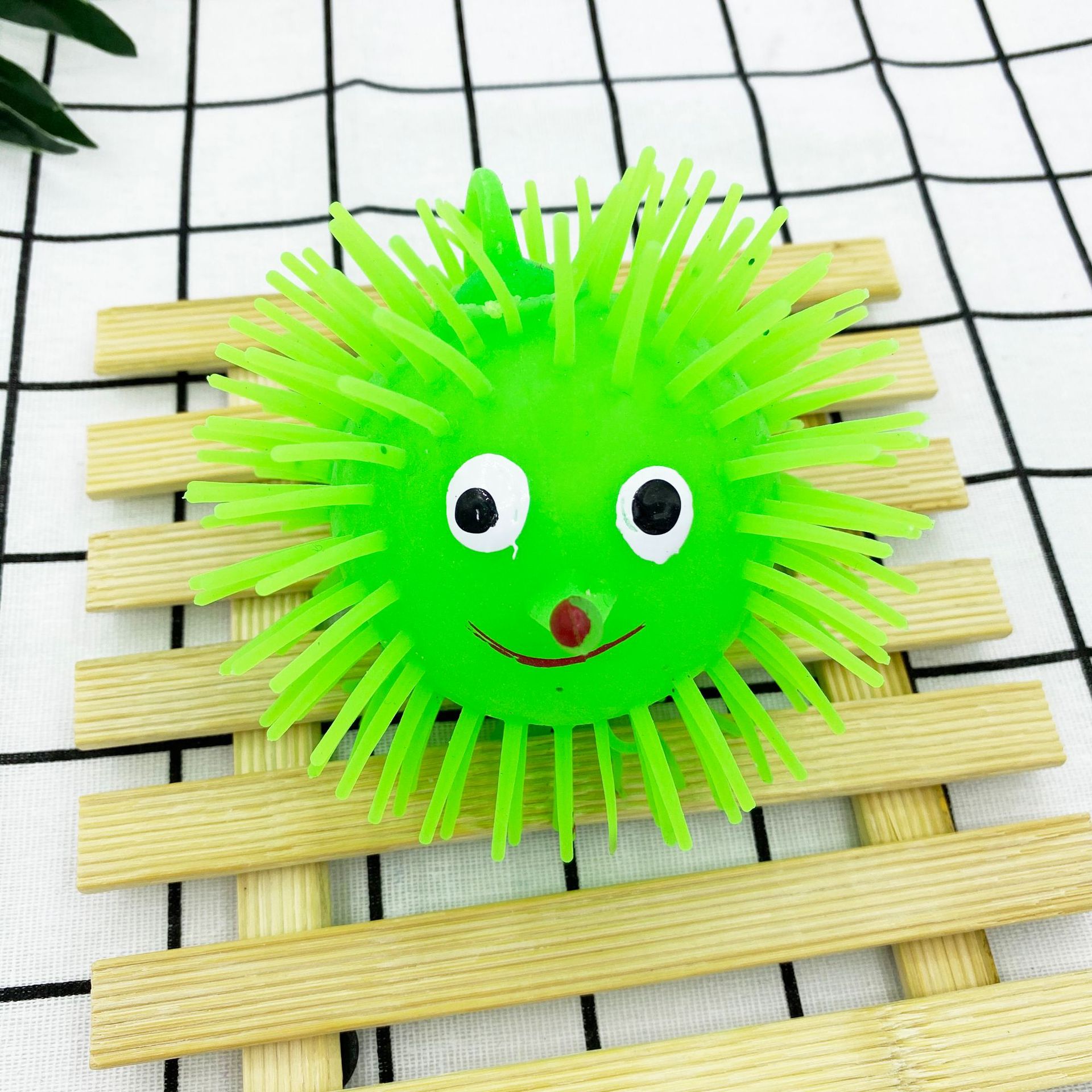 TPR Shining Fur Ball Glowing Hedgehog 60g Smiling Face Fur Ball Factory direct sales Elastic soft rubber release ball details Picture