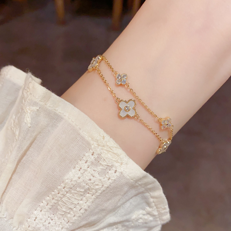 This fresh, fashionable and light luxury design double-layer shell four-leaf flower bracelet is a versatile and high-end accessory for daily commuting Application Scenario