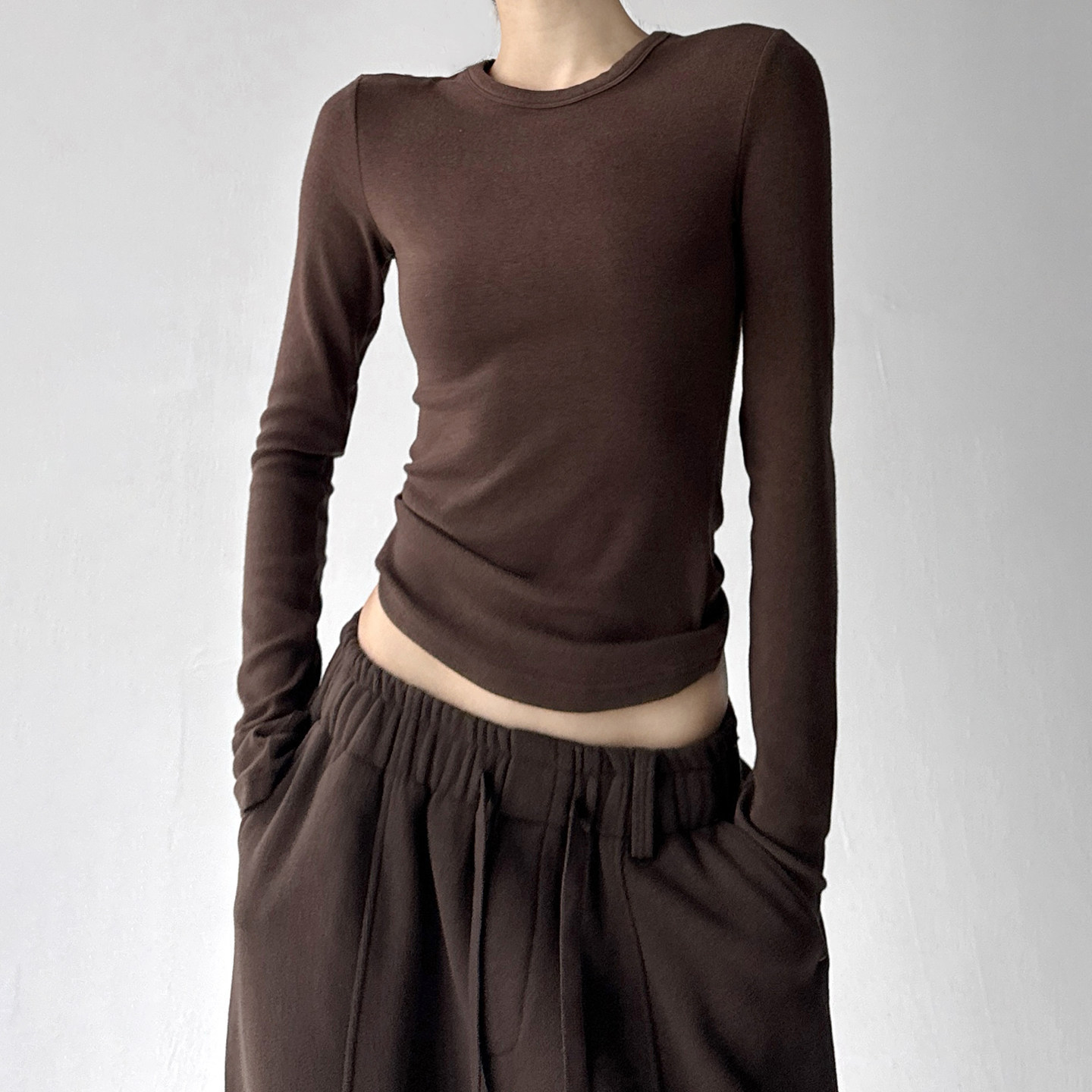 Tight-fitting base layer for women 2026 new autumn and winter hot girl top basic version, exquisite round-neck slimming shoulder T-shirt Specification image